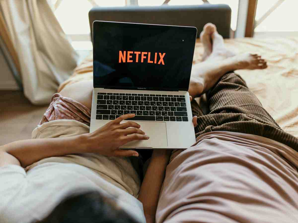 coppia a letto che guarda Netflix 