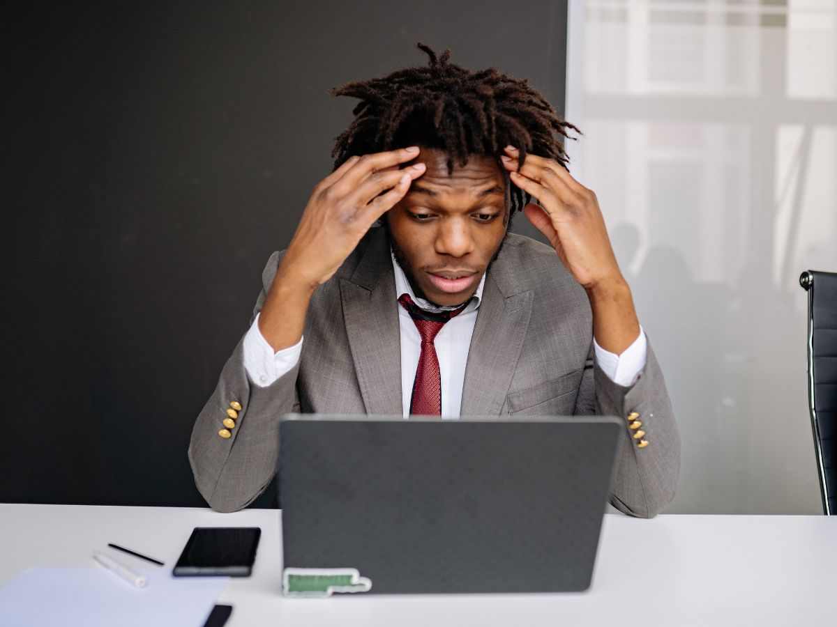 Persona in difficoltà davanti al pc 