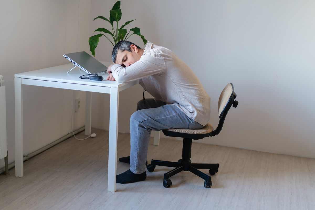 Persona stanca sul lavoro 