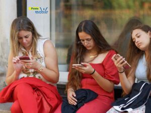 Ragazze con cellulare e tariffa postemobile