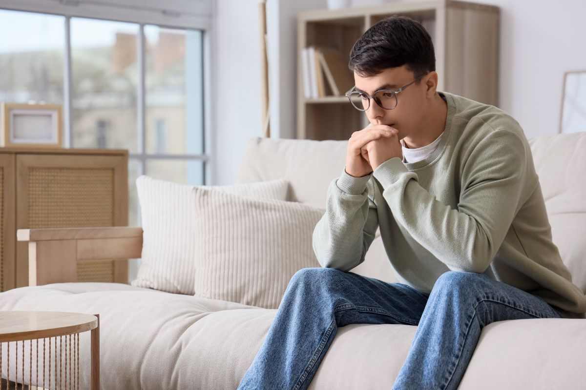 Ragazzo preoccupato sul divano 