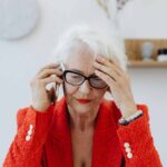 Signora che riceve chiamata spam