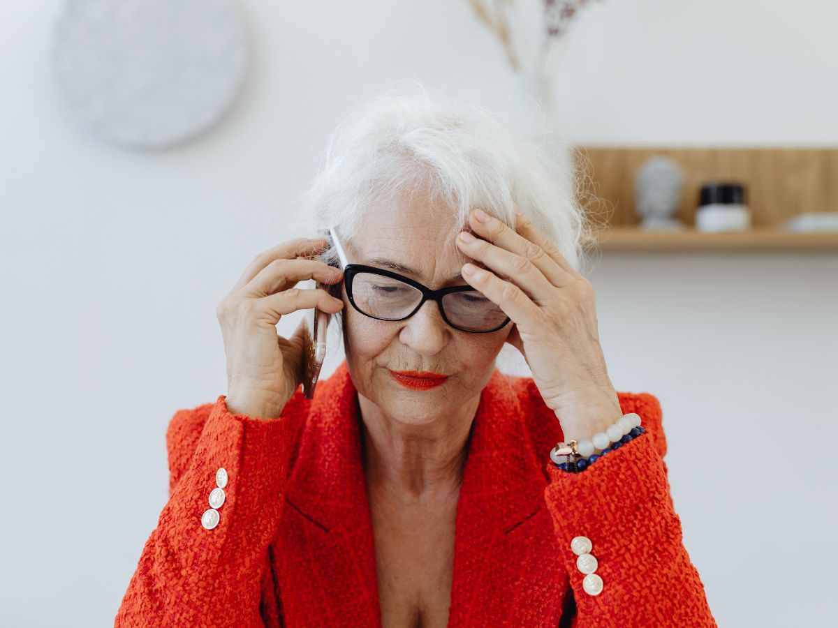 Signora che riceve chiamata spam